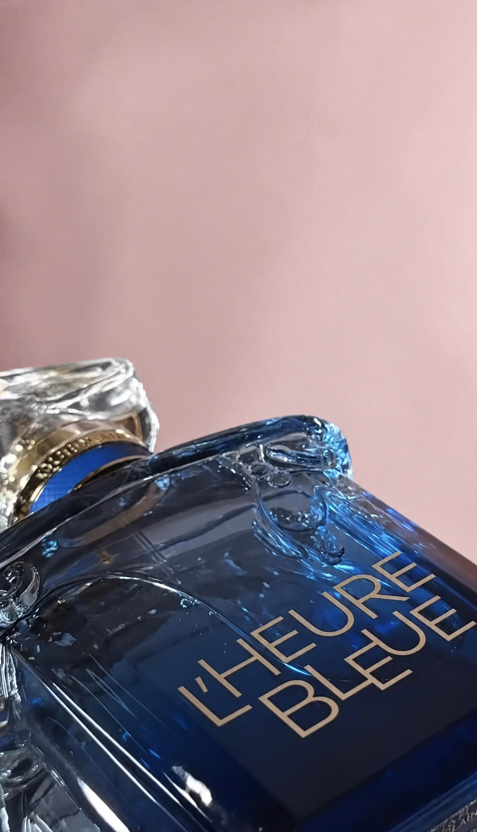 Perfume L'Heure Bleue de Guerlain en una composición editorial