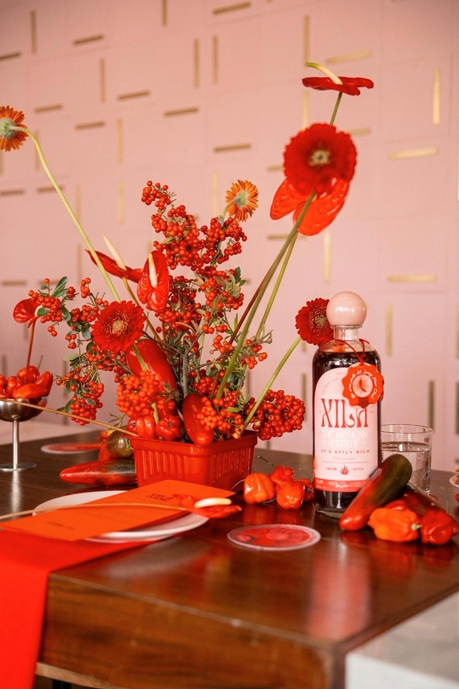 Botella de Xila entre flores, frutos y chiles rojos